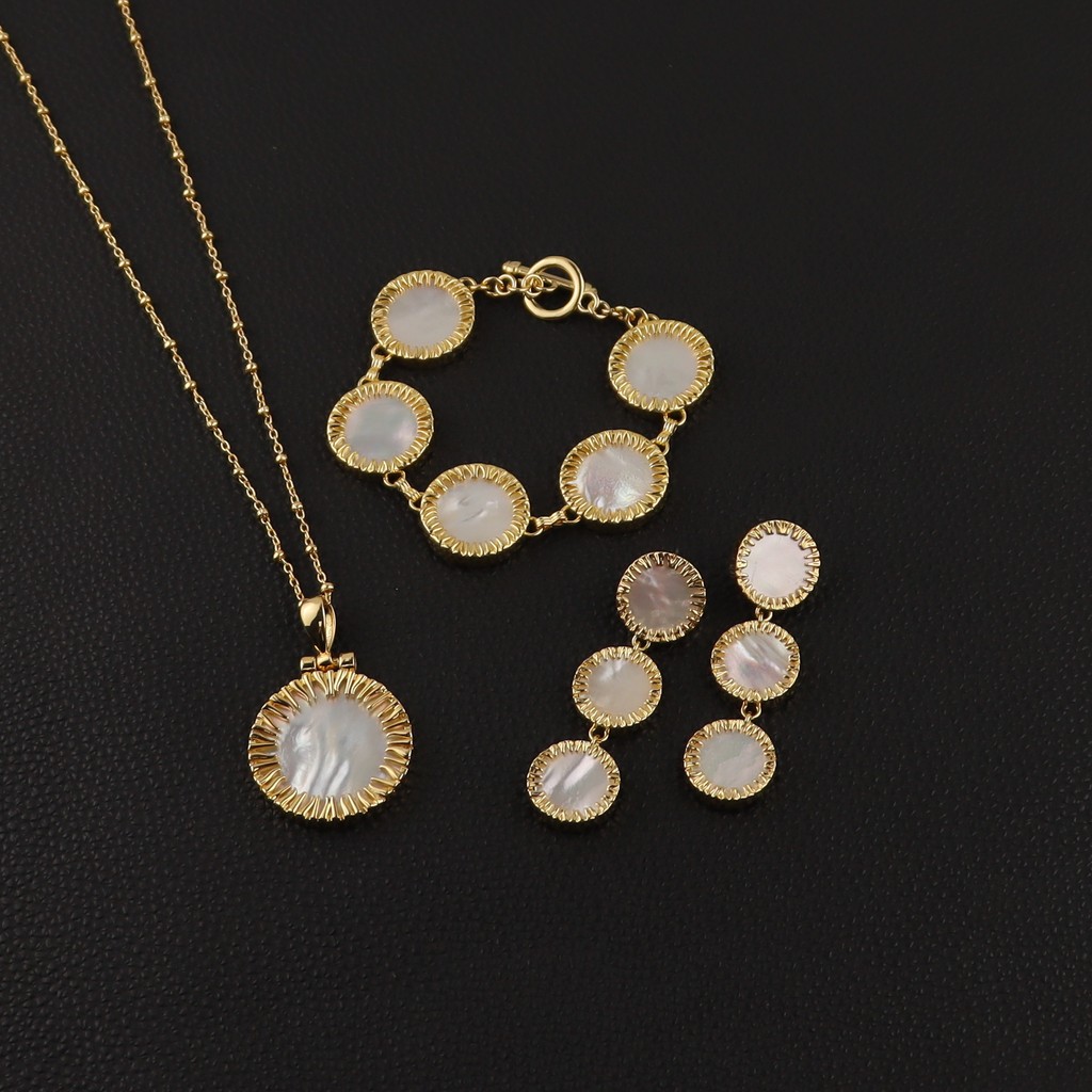 สร้อยข้อมือและสร้อยคอมากกว้าง แบบแฟชั่น ทำจากpearl oyster มีสายโซ่อย่างสวยงาม