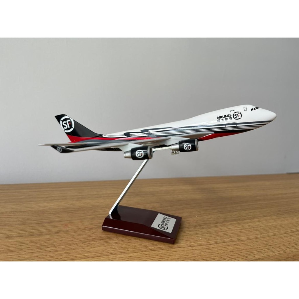 SF เครื่องบินรุ่น SF Air โบอิ้ง 747 เครื่องบินขนส่งสินค้า 1: 300 SF กล่องของขวัญพนักงานจําลองของแท้ 