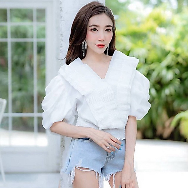 เที่ยง เก็บโค้ด25% เสื้อครอปคอวีแขนพองระบายหน้าอัดพลีท สาวอวบใส่ได้ งานป้าย อก44 เสื้อออกงาน