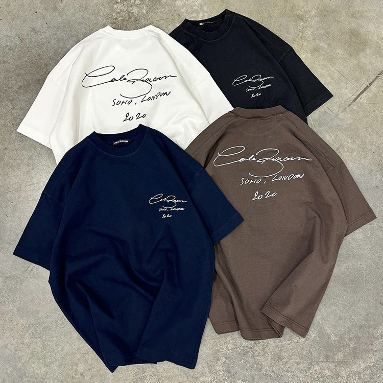 JHZX Cole Buxton Cursive Slogan แขนสั้น Retro Simple Casual หลวมคู่รอบคอเสื้อยืดผู้ชาย