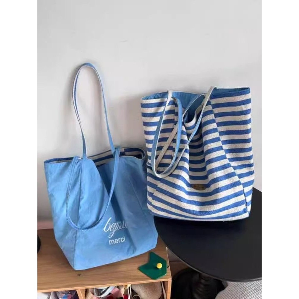 ราคาที่สอง Pick-up Leak 2025 สไตล์ขี้เกียจลายผ้าใบกระเป๋าขนาดใหญ่ความจุ ins One-Shoulder AB สองด้านน