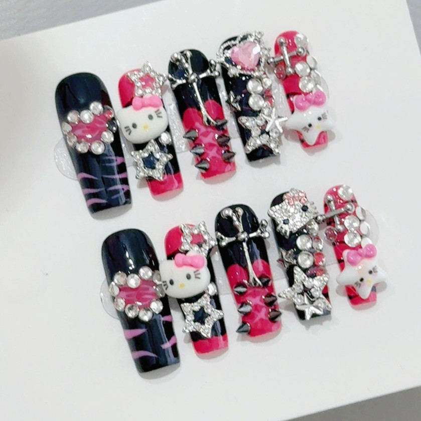 Handmade Y2K Squared Coffin กดบนเล็บ Alt หวาน Edgy HelloKitty Gyaru Cyber เล็บปลอมนํากลับมาใช้ใหม่ Dark น่ารักสีดําสีชมพูเล็บ Art
