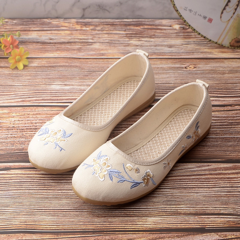 รองเท้าผ้าปักกิ่ง ประดับลายดอกไม้ สำหรับฤดูใบไม้ผลินำมาใช้ในฤดูร้อน มีระบบทretenรากเพื่อกันลื่น และม