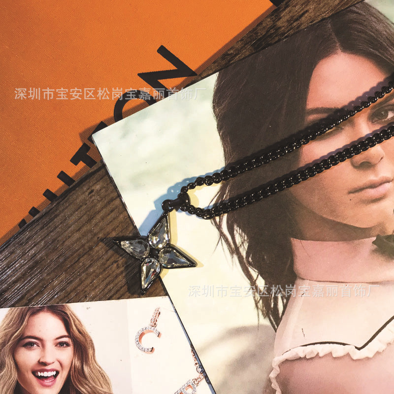 สร้อยคอลายบาสเก็ตบอล NBA และสร้อยคอโคลเวอร์สี่ใบเพชรเต็ม