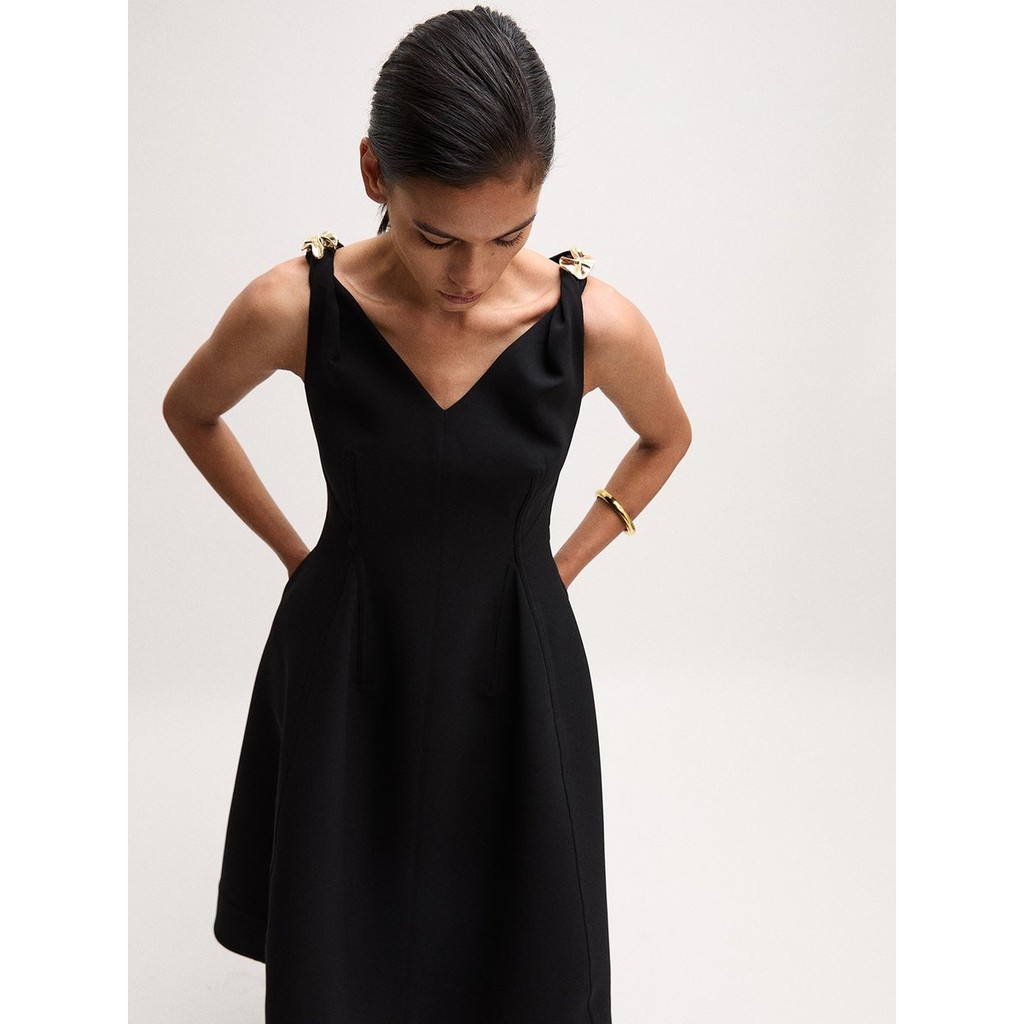 [Pomelo] เดรสคอวีกระโปรงทรงบาน / V-Neck Flared Dress