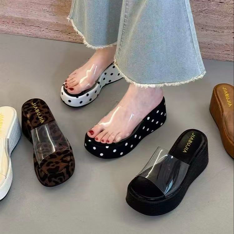One for all พร้อมส่งจากไทย TX827 รองเท้าแตะส้นสูงแพลตฟอร์มสตรี หนา7.5cm สายใส PVC ลายจุด/ลายเสือ สไตล์Y2K ฤดูร้อน2026