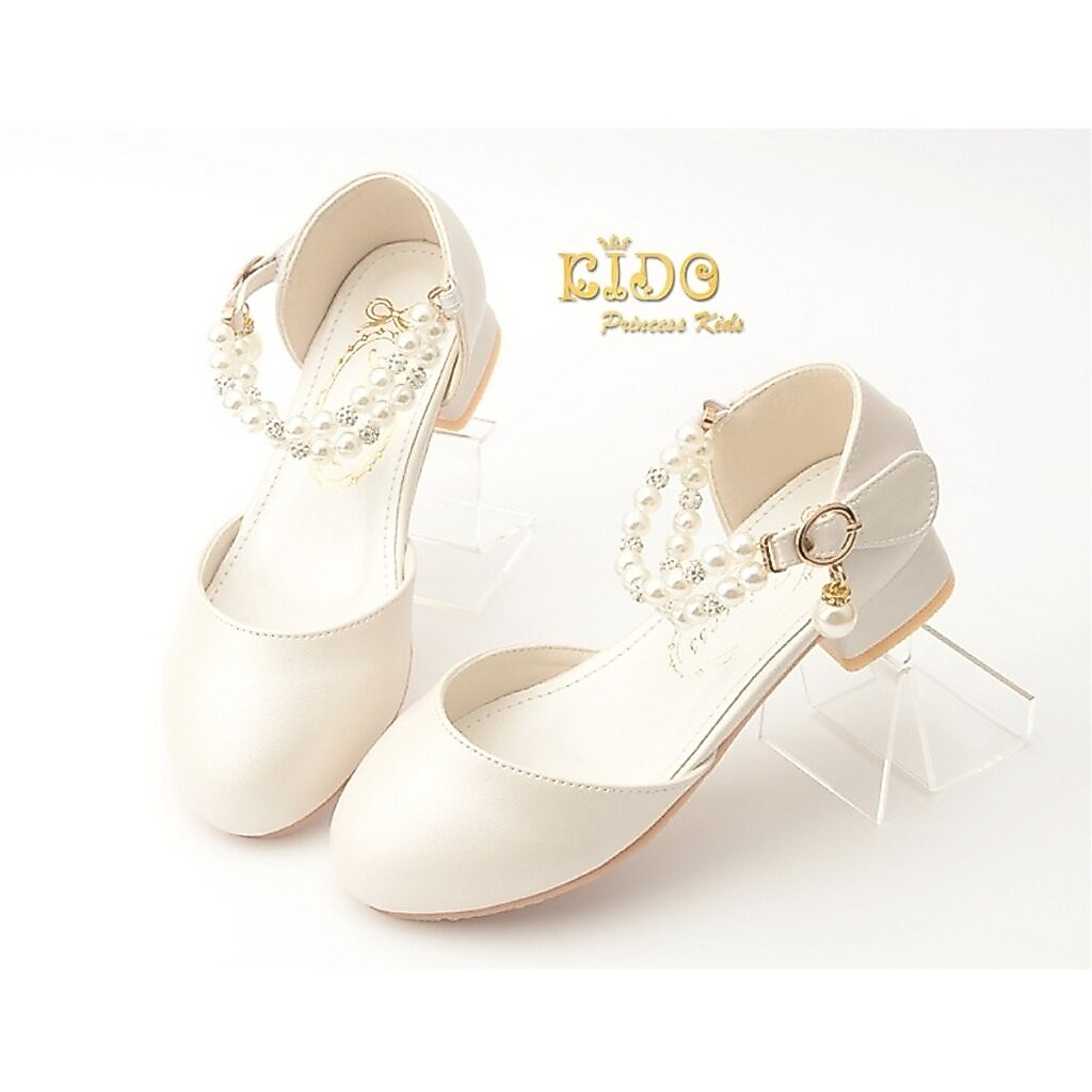 Tรองเท้าเด็ก(หน้าร้านอยู่รัชดา ลองได้)H180สีขาว เปิดข้าง ประดับห้อยมุกตรงสายรัดรองเท้า สวยสุดเก๋