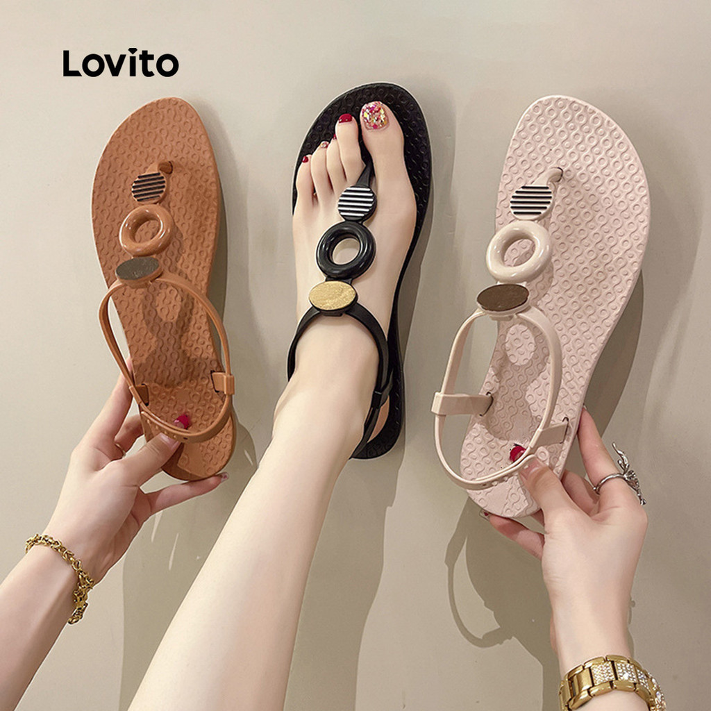 Lovito โบโฮ รองเท้าแตะแบนสําหรับผู้หญิง พร้อมหัวเข็มขัดโลหะสวยงาม เหมาะสําหรับไปพักผ่อนที่แอปริคอต LFA112008