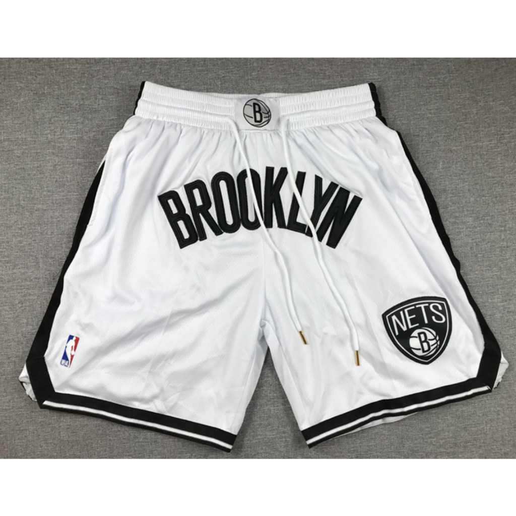 กางเกงขาสั้นบาสเก็ตบอลทีมBrooklyn Nets สีขาว มีโลโก้ปักขนาดใหญ่ของKevin DurantและKyrie Irving