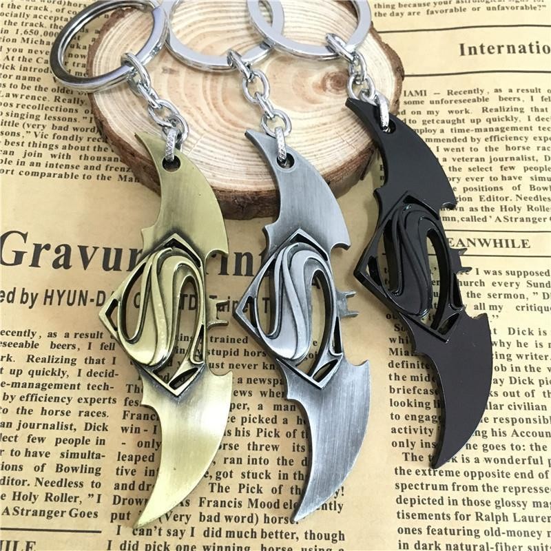 พวงกุญแจการ์ตูน DC Batman vs Superman Avengers พวงกุญแจสําหรับอุปกรณ์เสริมรถจักรยานยนต์รถยนต์