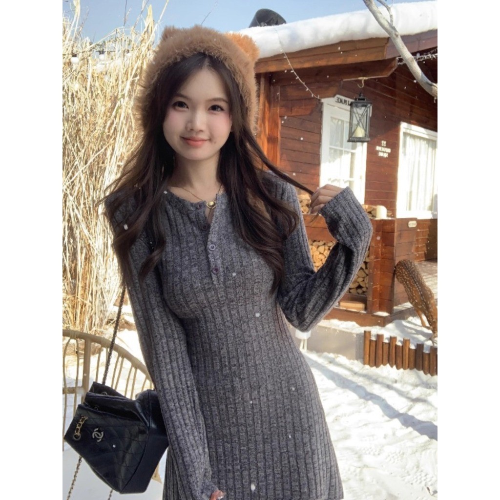 เดรสยาวผ้าร่อง สีดำ คอกลม แขนยาว กระดุมหน้า ผ้าร่องใหญ่ กระโปรงทรงเอ ผ้าวิสโคส อบอุ่น สไตล์มินิมอล #5505 - รูปที่ 3