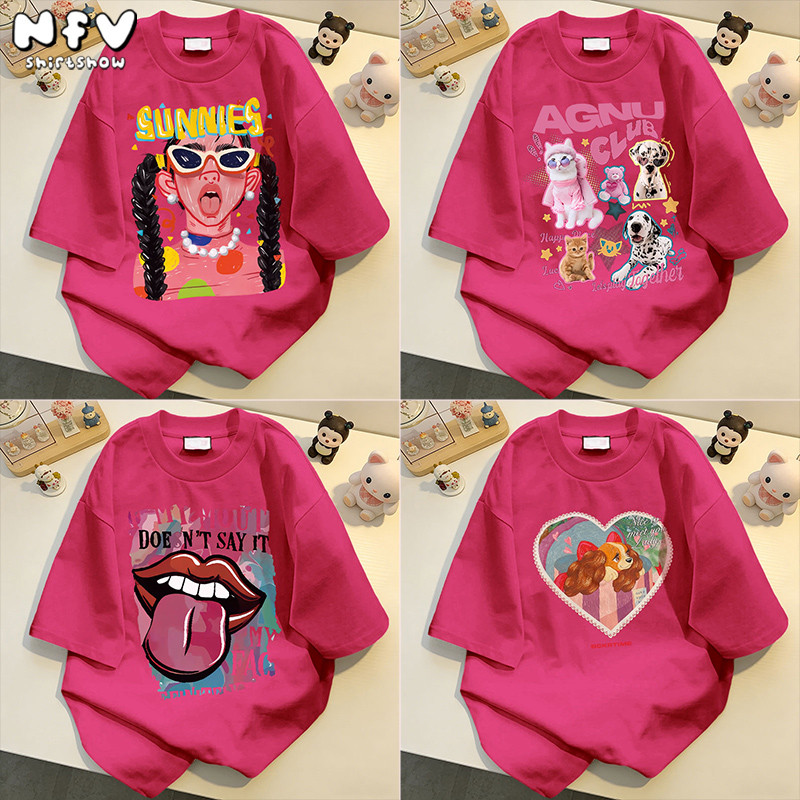 【จัดส่งตลอด 24 ชั่วโมง】NFV เสื้อยืดแขนสั้นคอกลม🎀สไตล์เกาหลี ทรงหลวม ลวดลายแฟชั่น สีชมพูบานเย็น ระบายอากาศ ผ้าฝ้าย100% YG0