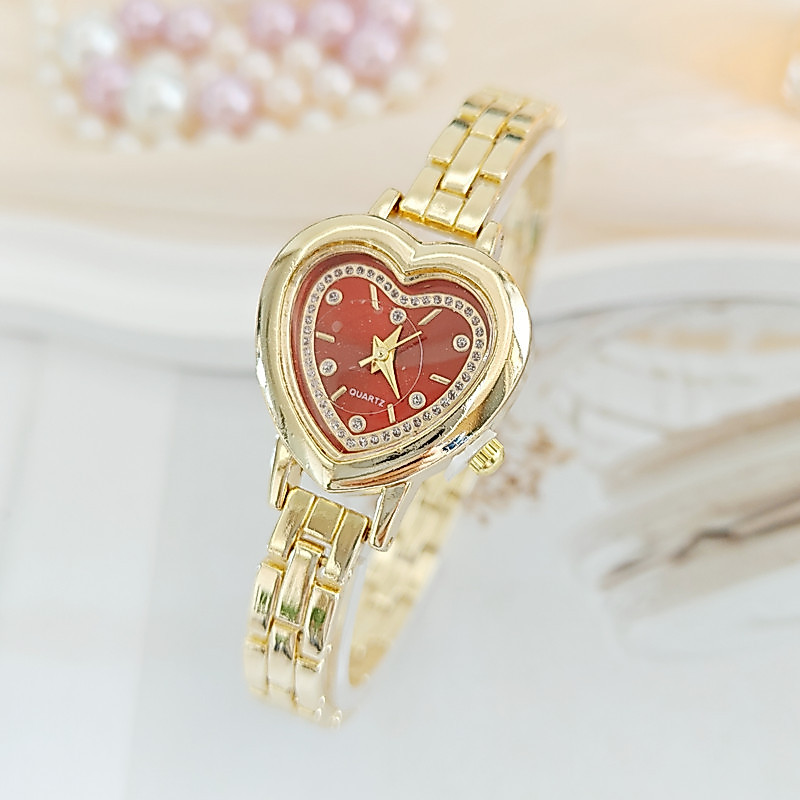 สไตล์ใหม่ High-value Love Diamond-studded นาฬิกาสุภาพสตรีหรูหรา Niche High-end สร้อยข้อมือนาฬิกาผู้หญิง