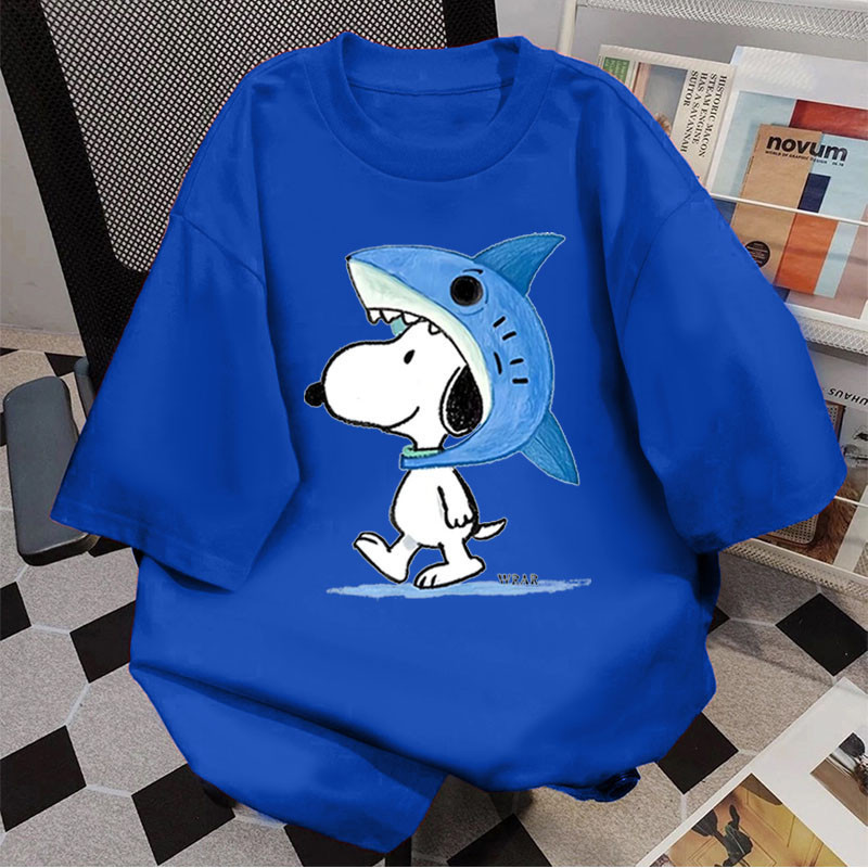 BOOM เสื้อสีฟ้า เสื้อน่ารัก สื้อยืด oversize โคตรนุ่ม ผ้าคอตตอน ลาย "Snoopy" สินค้าใหม่ 2025เสื้อผ้า เสื้ออนิเมะ