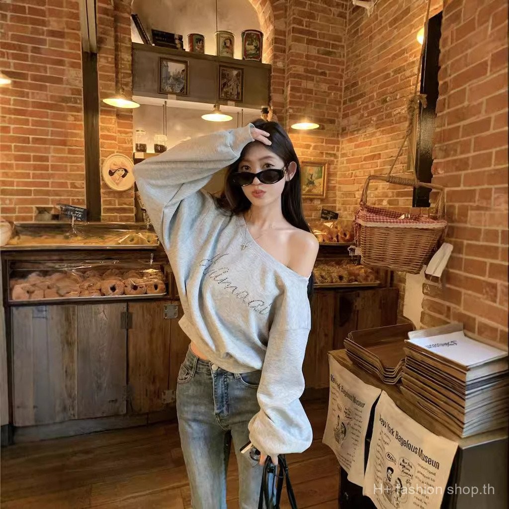 ** ความรู้สึกการออกแบบอุตสาหกรรมหนักเจาะร้อนไหล่เฉียงเสื้อยืดแขนยาวผู้หญิงต้นฤดูใบไม้ร่วงสไตล์บางหลวมSlimmerดูAll-Match Off