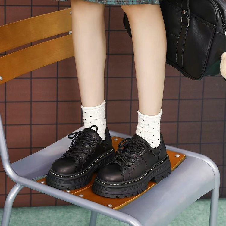 รองเท้าหนังขนาดเล็กสไตล์อังกฤษ Toe Lace-Up สำหรับฤดูใบไม้ร่วงและฤดูหนาว ดีไซน์ retro สะดวกในการสวมใส่ ทนทานและป้องกันการลื่นไถล