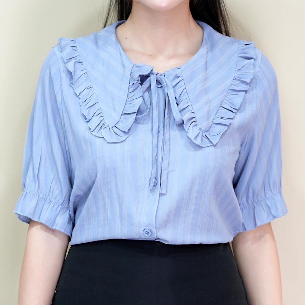 เสื้อแขนสั้น ทรงคอบัวแต่งปล่อยชาย รุ่นติดกระดุม มีเชือกผูกโบว์ด้านหน้า มีซับในตัว เนื้อผ้าชีฟอง บางเบา ใส่สบาย - รูปที่ 2