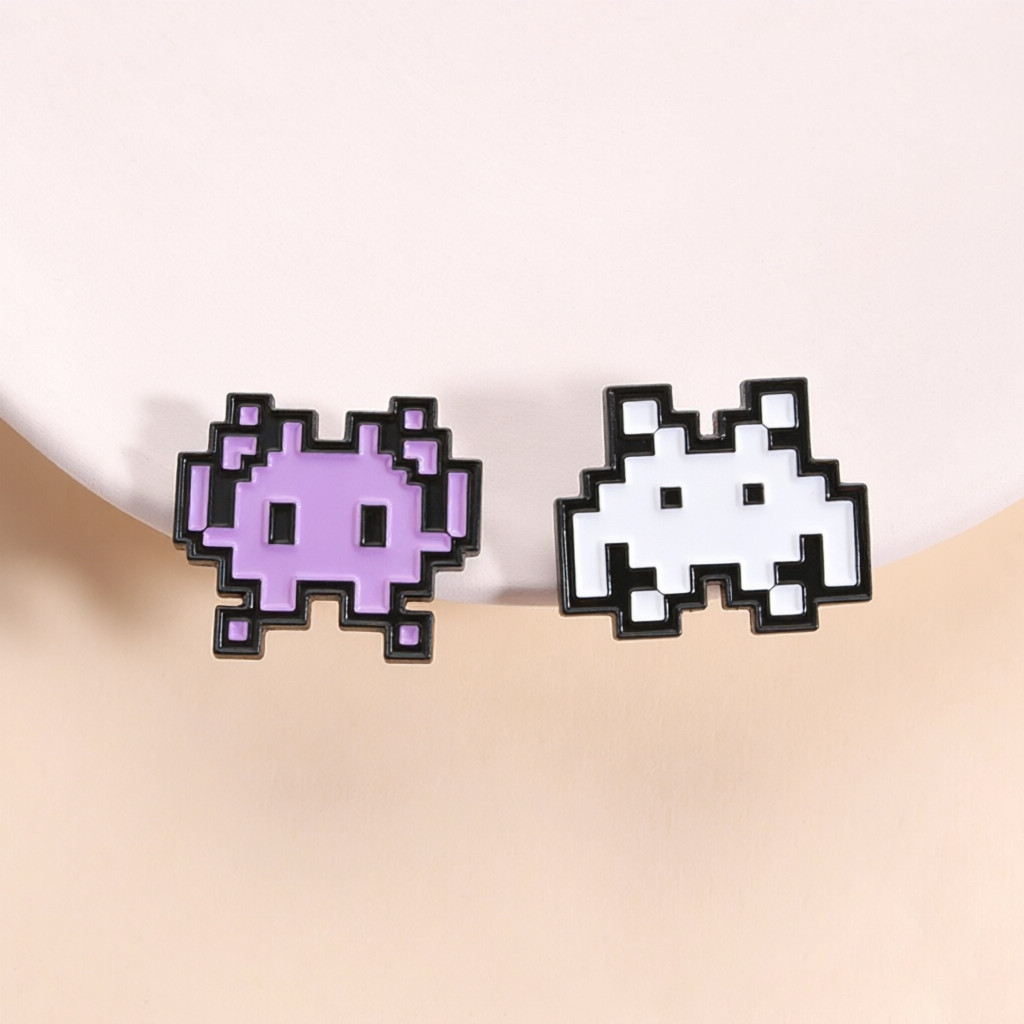 Pixel Space Invader เข็มกลัดเคลือบ Retro อาเขตเกมสไตล์โลหะ Pin สําหรับเสื้อผ้ากระเป๋า Gamer ของขวัญอ