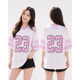 เสื้อยืดผู้หญิงโอเวอร์ไซส์ เบอร์ 23 คอวีแขนสั้น ทรงหลวม สไตล์สปอร์ตแฟชั่น เทรนด์ปี 2026
