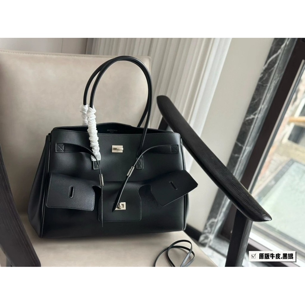 Balenciaga กระเป๋า_armor_ใหม่ แบบไหล่เดียว ออกแบบโดยKim Kardashian สำหรับการสะพายสะดวก