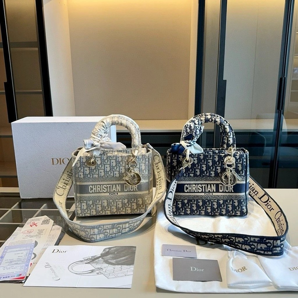 Dior Lady Dior Lady Dior Bag Presbyopic ปักใต้วงแขนกระเป๋า CD กระเป๋าถือกระเป๋าเครื่องสําอางกระเป๋า 