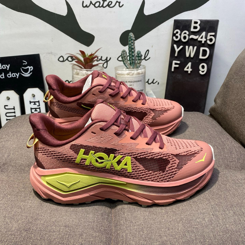 HOKA ONE ONE Challenger 8 รองเท้าวิ่งสำหรับผู้ชายและผู้หญิง ออกแบบระบายอากาศได้ดี และมีการป้องกันลื่น