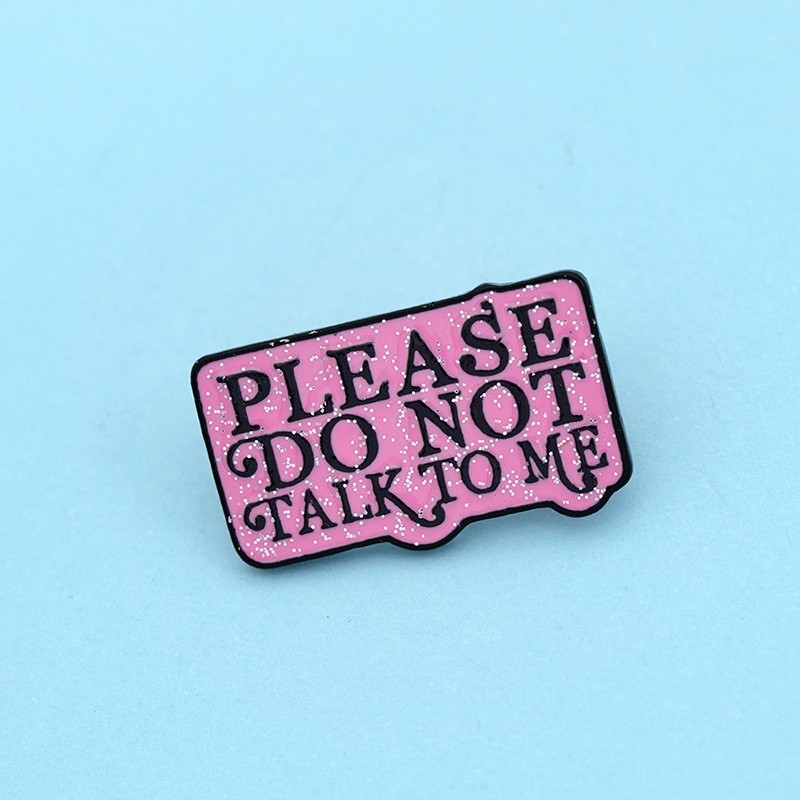สีชมพู Text Box Dialog Sign เข็มกลัดพร้อมตัวอักษร Please Donot Talk to Me Enamel Pin Badge
