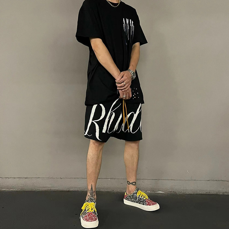 กางเกงขาสั้น RHUDE แบบมาร์ลบอร์ ลายอักษรขนาดใหญ่ พร้อมกระเป๋าคุดขนสัตว์และสายคล้อง.Drawstring casual