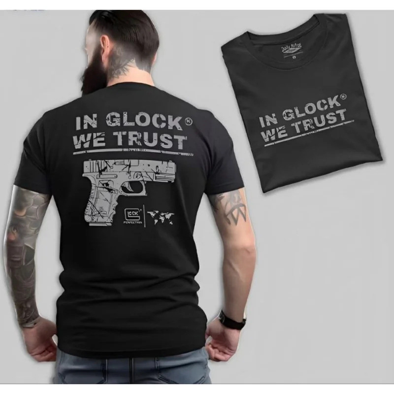 เสื้อยืด Glock ลาย "In Glock We Trust" สไตล์ทหาร – ลายพิมพ์ Tactical Meme – เสื้อลำลอง – มีไซส์ S–5X