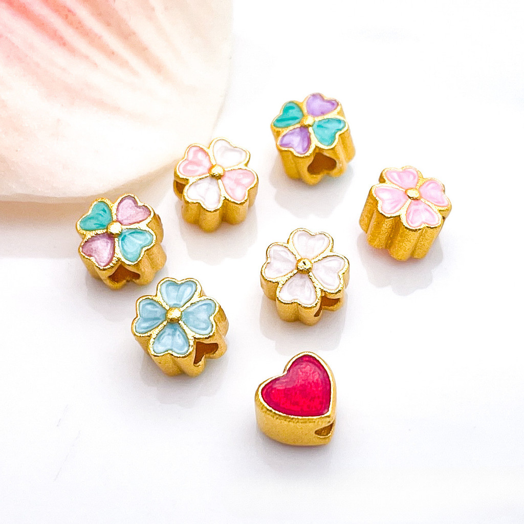 สร้อยข้อมือและสร้อยคอมือทำเอง ลูกปัดหัวใจและใบโคลเวอร์สี่แฉก ลายทองทรายสวยงาม