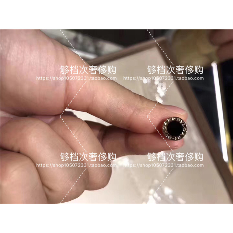 ต่างหูเพชร Bvlgari ดีไซน์เรเดียนท์ ทำจากวัสดุ 18K Rose Gold และมาร์เธออร์พิ어ล์อะแกต