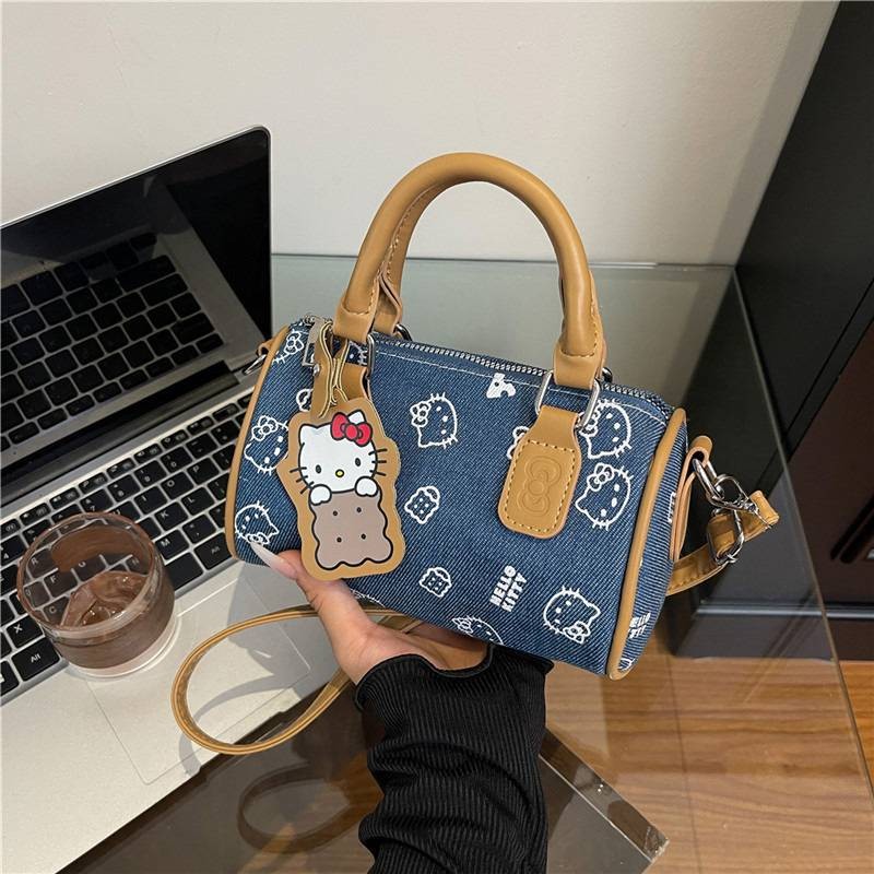 กระเป๋าโบว์ลิ่งผ้ายีนส์ Hello Kitty ดีไซน์น่ารัก พร้อมมอบเป็นของขวัญให้คนสำคัญ - รูปที่ 4