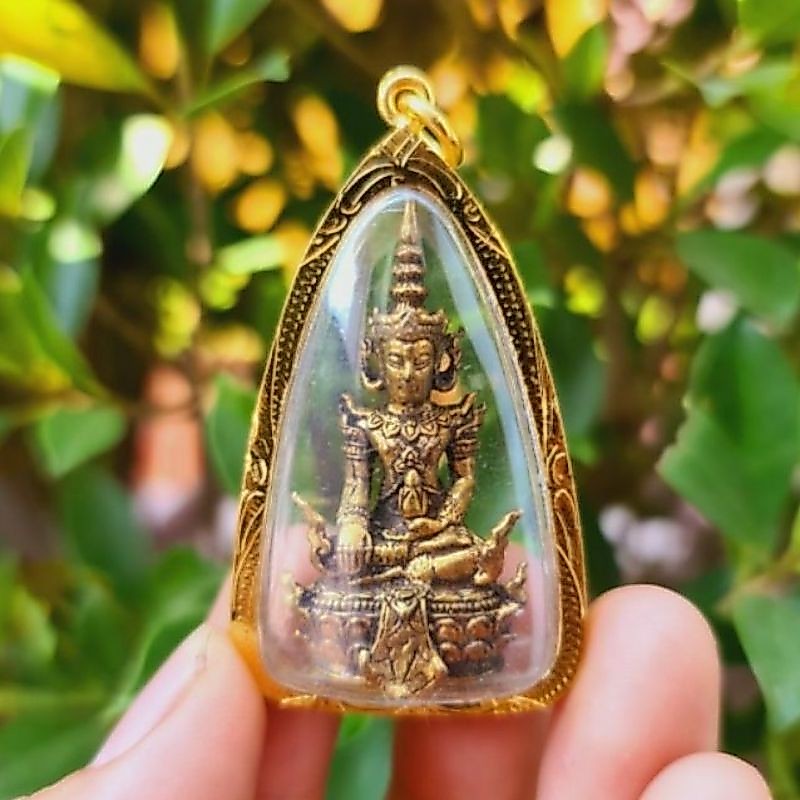 พระมหาจักรพรรดิ หลวงปู่ดู่ วัดสะแกบูชาคู่กับสวดคาถาจักรพรรดิ จะได้ผลดีนักแล