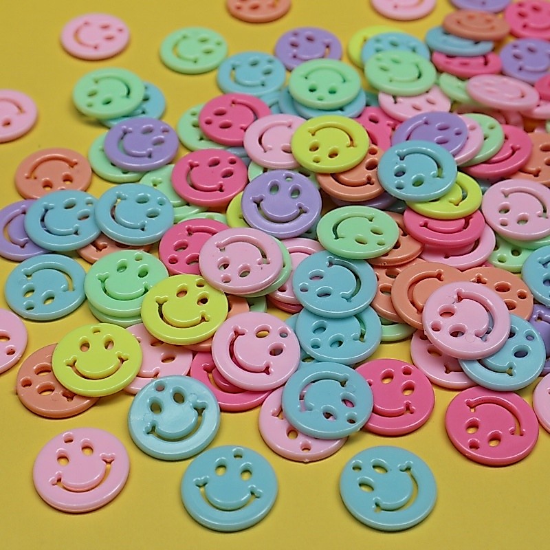 จี้พลาสติกฉลุหน้ายิ้มแบบแบน คละสีหวาน ขนาด15มิล,20มิล