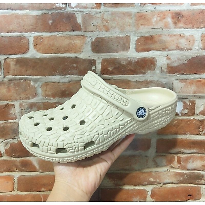 รองเท้าcrocsผู้หญิงและผู้ชายหนังจระเข้ยางนิ่มใส่สบาย