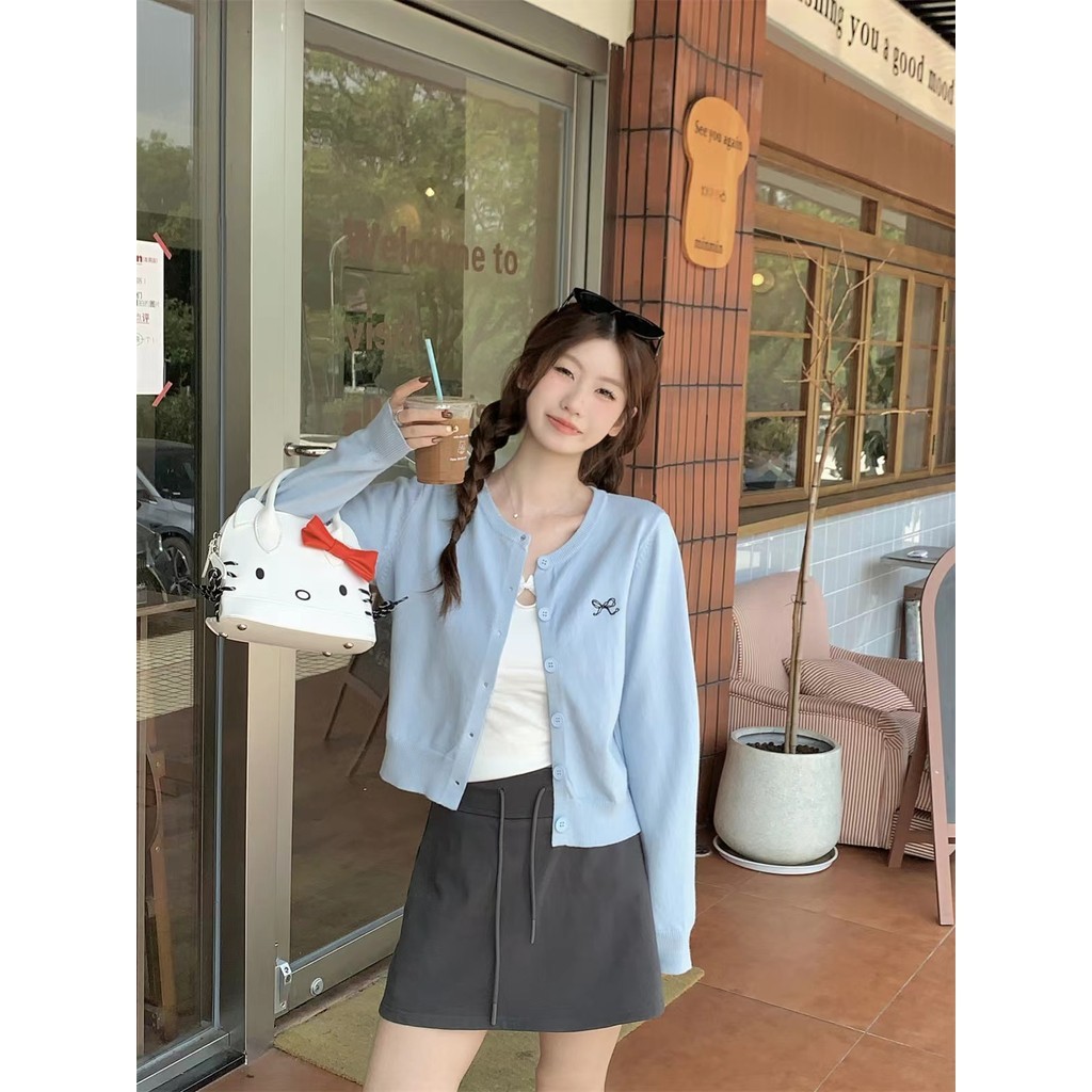 🍄GGals🍄เสื้อคาดิแกรนไหมพรม ปักฌบว์ที่หน้าอก กระดุมหน้า เข้ารูป แขนยาว คอกลมเกาหลีมาก ใส่สบาย น่ารัก - รูปที่ 6