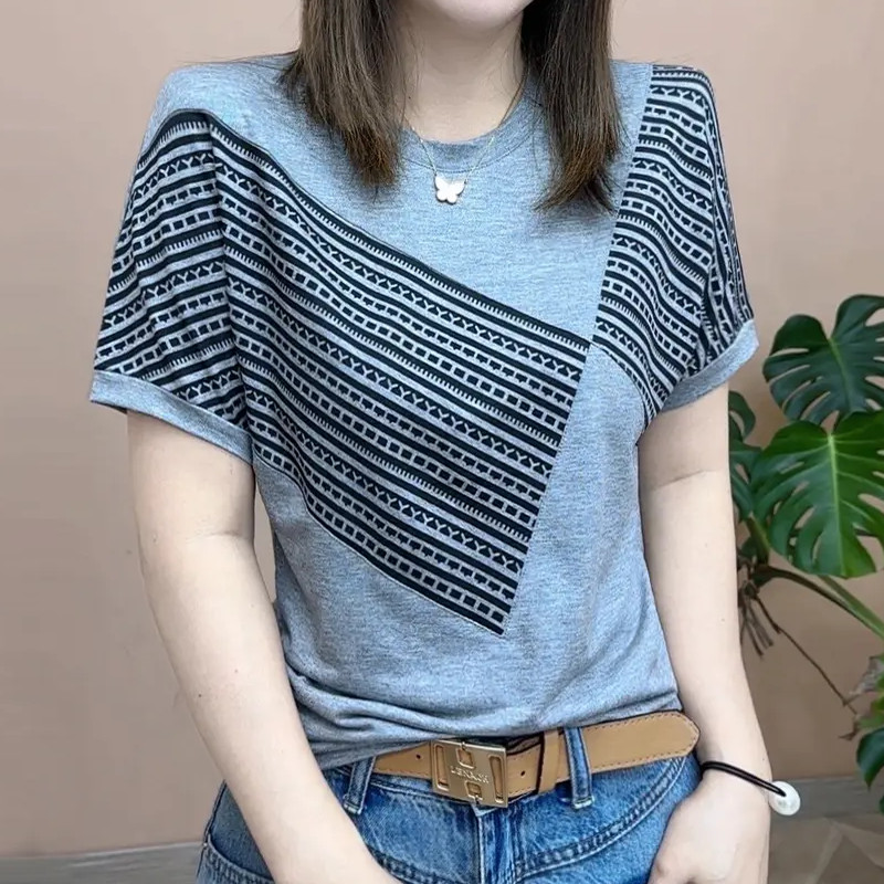 เสื้อยืดแขนสั้นลายกราฟิกใหม่สำหรับฤดูร้อน สไตล์เรียบหรูที่เข้าได้กับทุกชุด ทำให้คุณดูเพรียวบางขึ้น