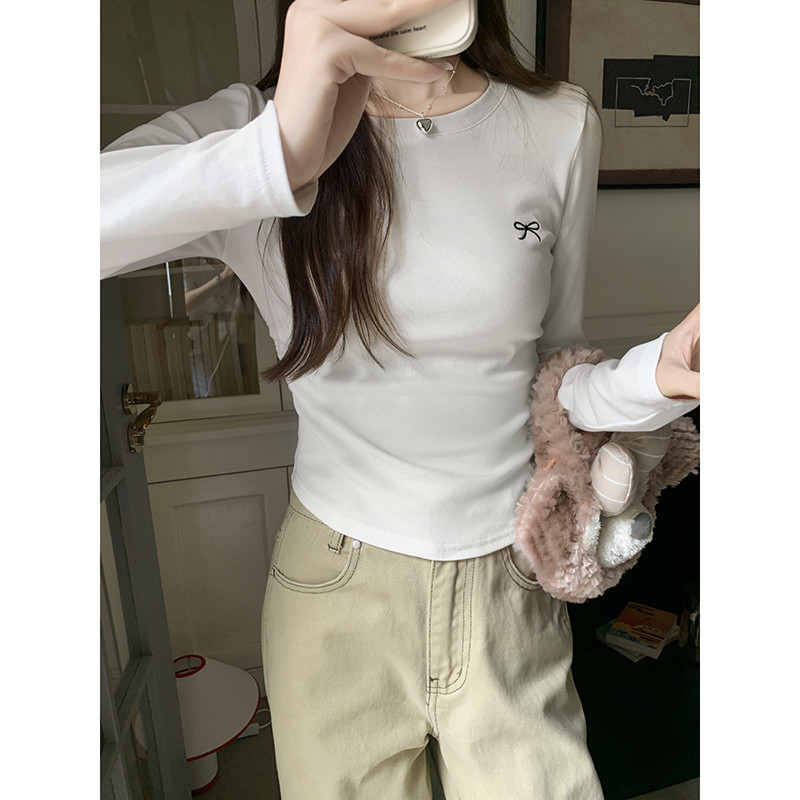 Bella Shop เสื้อยืดผู้หญิงแขนยาวสีพื้น ดีไซน์ปักโบว์ ดีไซน์เอวจีบ สไตล์เกาหลี เสื้อสั้นเข้ารูป - รูปที่ 4