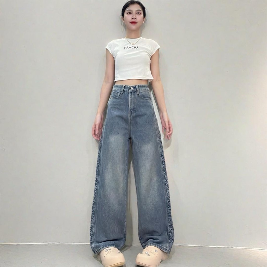 NAMCHA กางเกงยีนส์กระบอกกลางเอวสูง ปั๊มข้างNAMCHA 2543