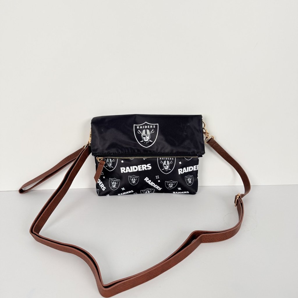 NFL Raiders Raiders พิมพ์กระเป๋าสะพายข้างสีดํากระเป๋าลําลองแบบพับได้กีฬาสไตล์ Daily Commuter Bag