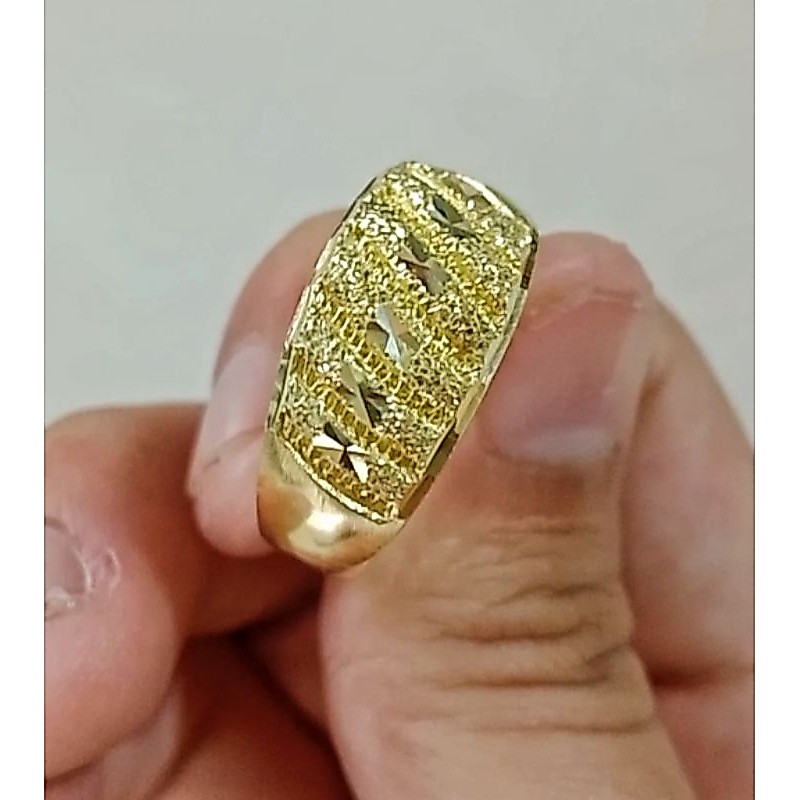 แหวนโต๊ะกังลายทองตัดลายตัวแหวนทำจากทองเหลืองแท้ไม่ชุบสีสามารถล้างขัดทำความสะอาดได้ขัดด้วยมะขามมะนาวซันไลต์ขัดให้เงาขึ้นน
