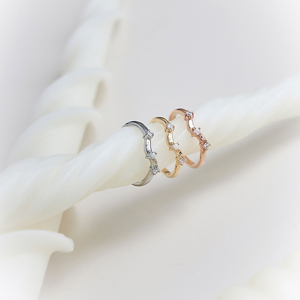 earika.earrings - snowy sway ring แหวนทรงคลื่นพลอยโอปอล วัสดุสแตนเลส (stainless steel) เหมาะสำหรับคนแพ้ง่าย
