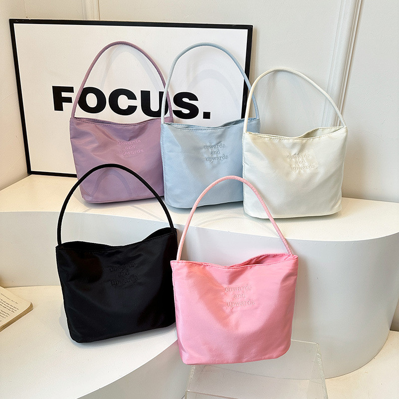 กระเป๋าถือ ผ้าไนลอน การพิมพ์ภาษาอังกฤษ สีพื้น เรียบง่าย สไตล์เรโทร มีสไตล์ เหมาะสำหรับการเดินทาง มีหลายสีให้เลือก S1533 – โปรปัง