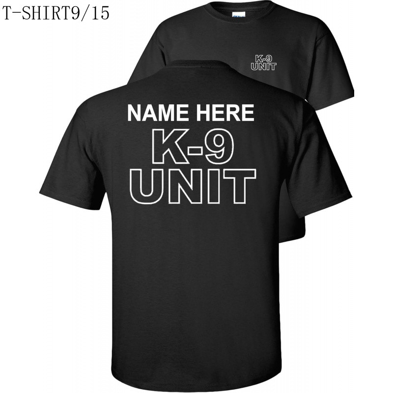เสื้อยืดแขนสั้นคอกลม พร้อมโลโก้ "K-9 UNIT" สีขาบด้านหน้าและข้อความขนาดใหญ่ "K-9 UNIT" บนหลัง