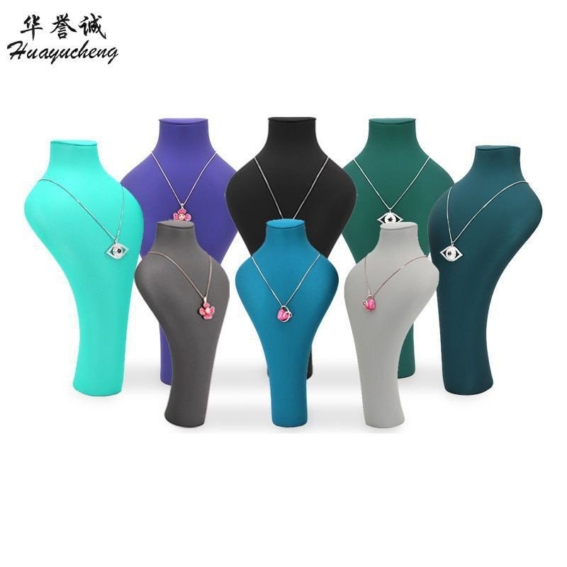 ภาพบุคคลยืนแสดงเรซินแสดงเครื่องประดับคอภาพสร้อยคอหนังเครื่องประดับเคาน์เตอร์แจกันหน้าต่างเอวเล็ก ปู่