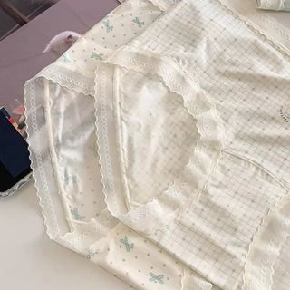 ชุดชั้นในไร้ตะเข็บ ทำจากผ้าไหมเย็นสบาย ตกแต่งด้วยลูกไม้ ขอบยางยืด และเป้าผ้าฝ้าย เหมาะสำหรับสวมใส่ทุกวัน
