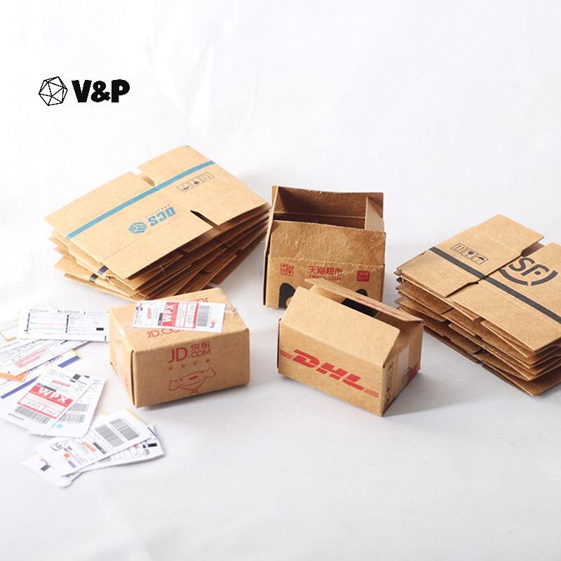 V&P 1Set Mini Carton Express Carton 1:12 Dollhouse Miniature Express Box Decor ของเล่น