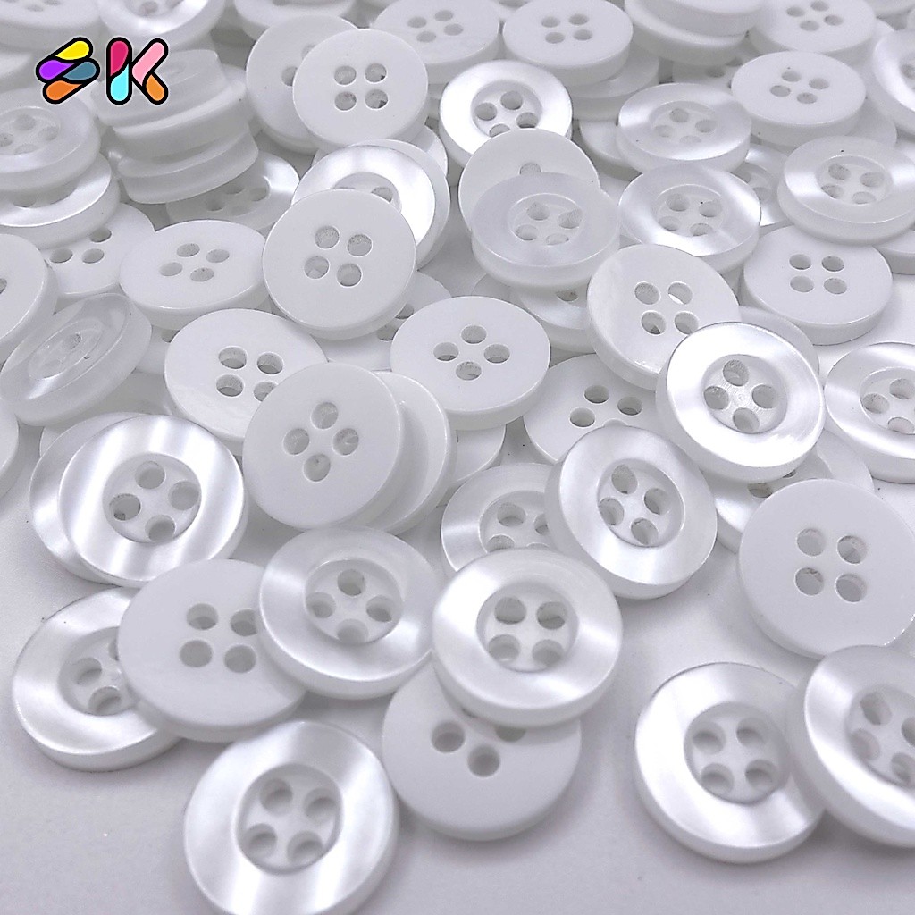 somkid กระดุมเชิ้ต 4 รูสีแดง ขอบหนาหน้ามุกเงา ขนาด 11mm (size18L) สามารถแซ็กเครื่องจักรได้ สอยมือได้