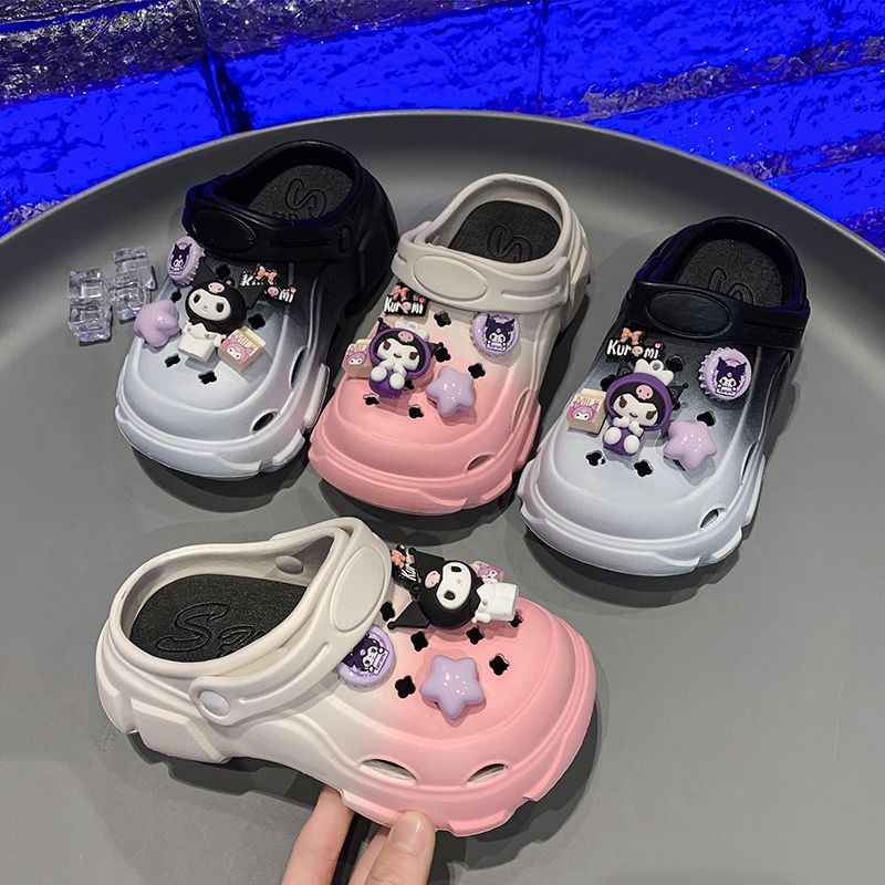 Gradient รองเท้าแตะสำหรับหญิง ออกแบบเหมือน Kuromi มีระบบป้องกันการลื่น slip-resistant ใช้งานได้ทั้งวัยรุ่นและผู้ใหญ่ เหมาะสำหรับเดินบนชายหาดในฤดูร้อน