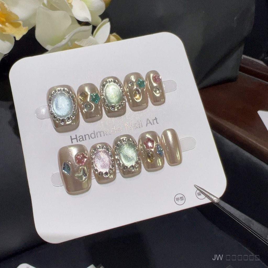 💅เล็บสั่งทำมือสไตล์โลหะอัญมณีสีสันสดใส แฟชั่น โดดเด่น หรูหรา by JW
